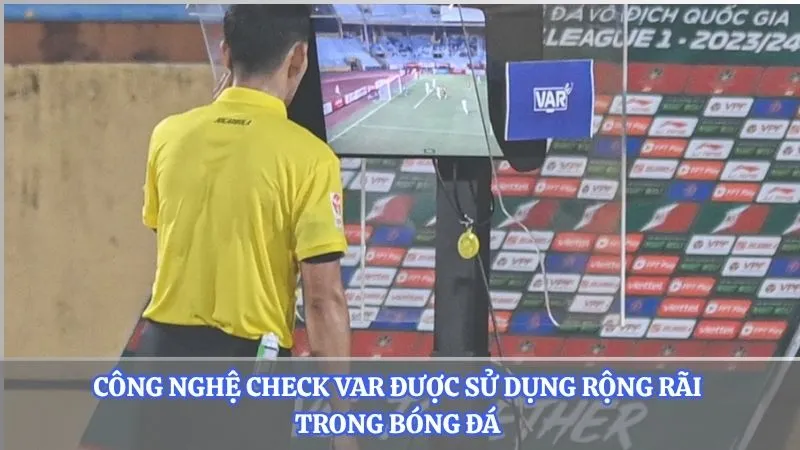 Công nghệ check VAR được sử dụng rộng rãi trong bóng đá